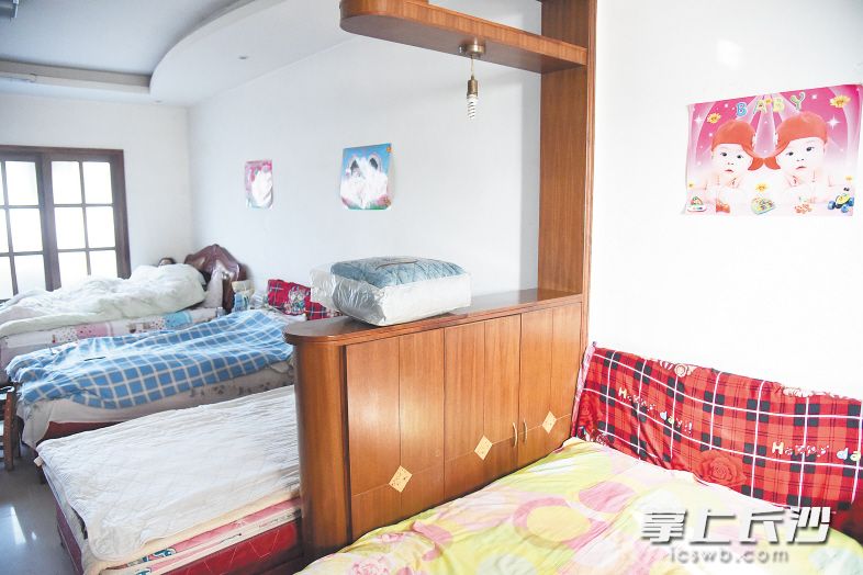 　　该大厦一套被改造为“求子旅馆”的住宅的客厅内，密密麻麻地摆放着四张床。