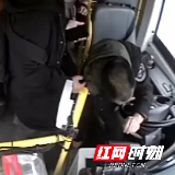 长沙县公交司机突发疾病后紧踩刹车 热心乘客施救送医