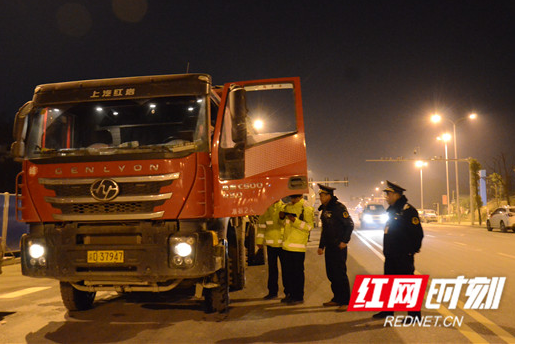 永定区夜晚开展治超行动 严格遏止车辆超限超载势头