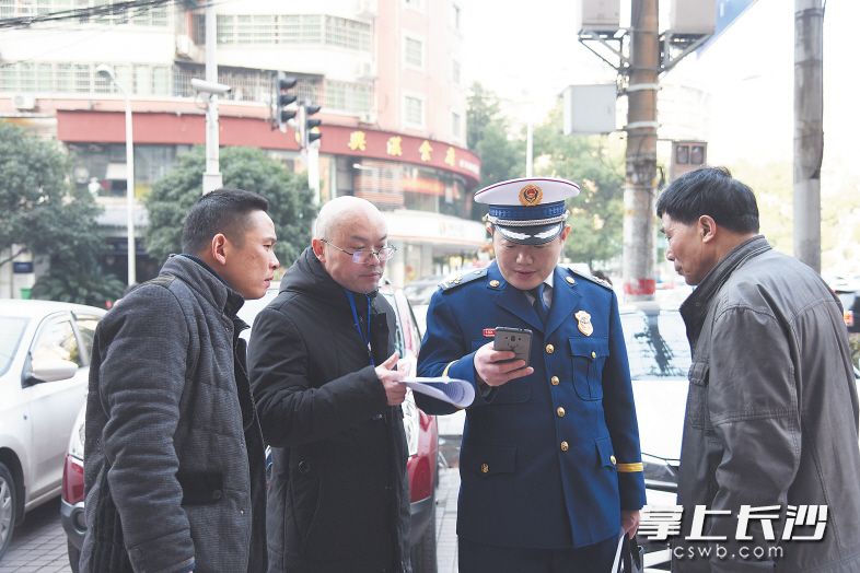　　昨日，针对富兴·金地大厦存在的消防安全隐患问题，防火监督员逐条进行核对，并要求物业企业及时整改。　　均为长沙晚报全媒体记者刘琦摄