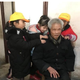小小志愿者暖冬行动 首站为独居老人送爱心