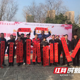 委员进社区送春联 挥毫泼墨抒写年味