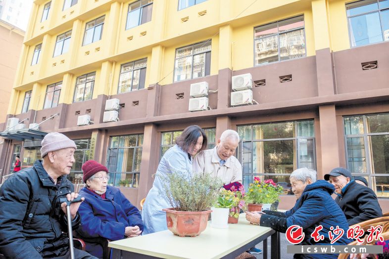 　　雨花区的社区老年养护院内，白发居民安享晚年。该区坚持将每年新增财力的八成以上用于民生事业。陈飞 摄