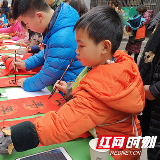 “廉洁”送党员 小小书法家挥毫写春联