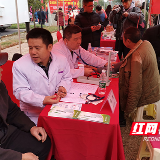 谢谢叔叔阿姨带来的新年礼物 今天这些 “大礼包”温暖了他们