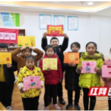 巧手制贺卡 新年倡新风