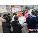 桑植家长俱乐部搬到了小山村