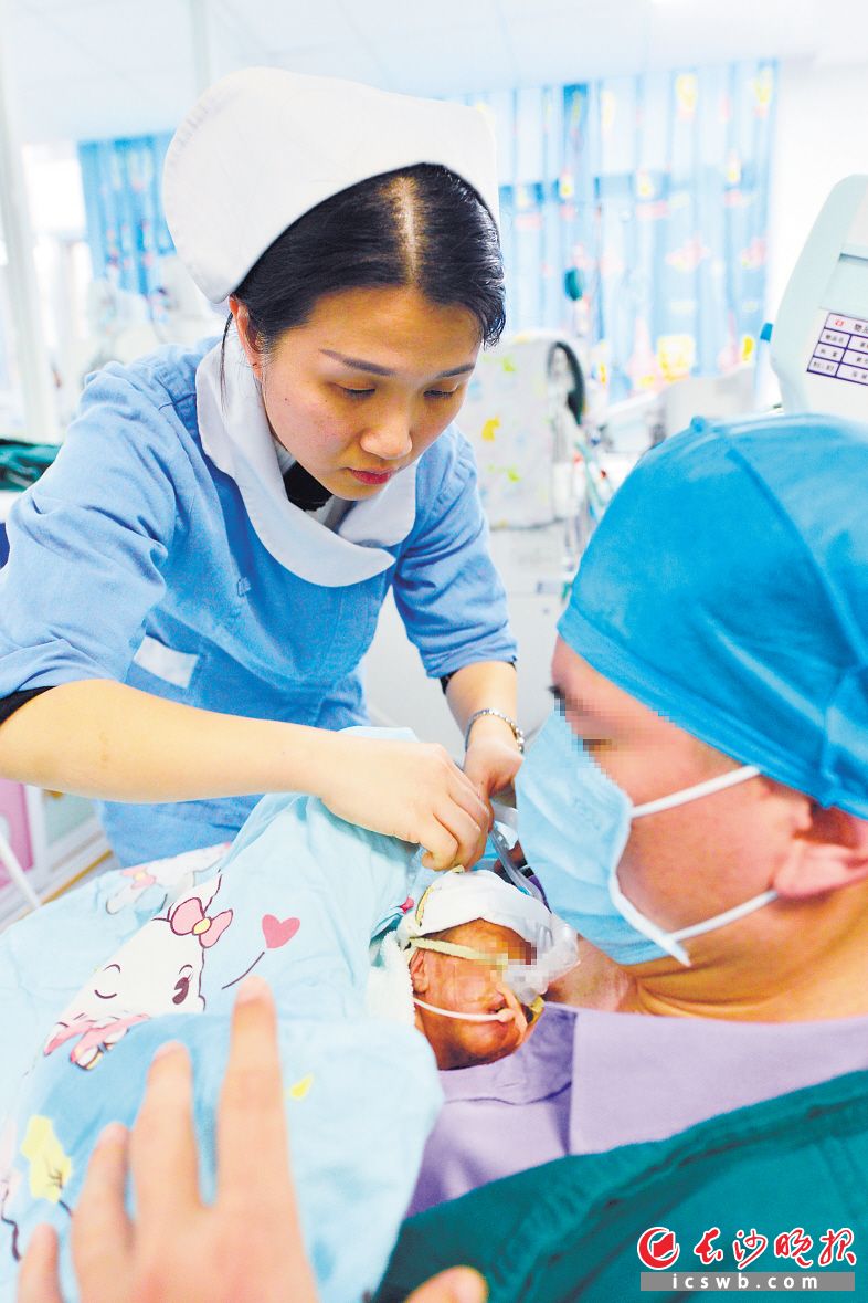　　在新生儿监护室护士的指导下，刘先生变身“袋鼠爸爸”，与女儿肌肤相亲。长沙晚报通讯员 陈颖 摄