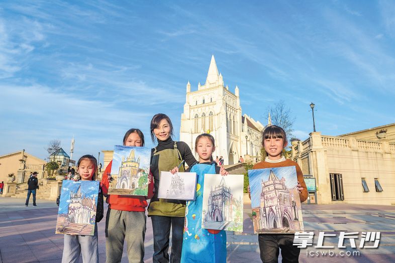 　　浏阳河婚庆文化园里，小朋友们写生记录美丽的长沙。长沙晚报全媒体记者 陈飞 摄
