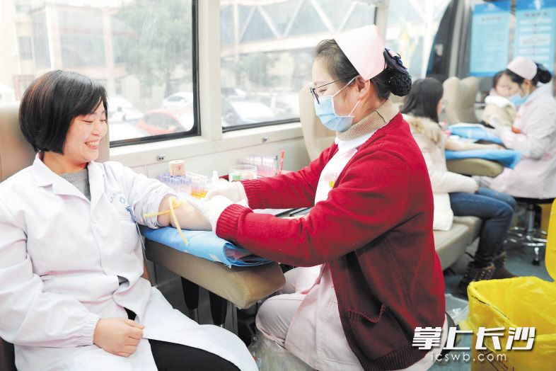 　　街头献血淡季，中南大学湘雅三医院组织医务人员无偿献血。 傅聪 摄