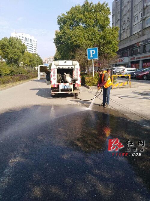 油漆污染湘潭大道近400米 岳塘区环卫所及时清洗