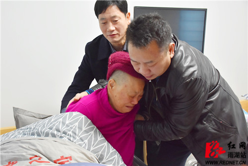 市人大代表雨湖区第五小组慰问困难群众