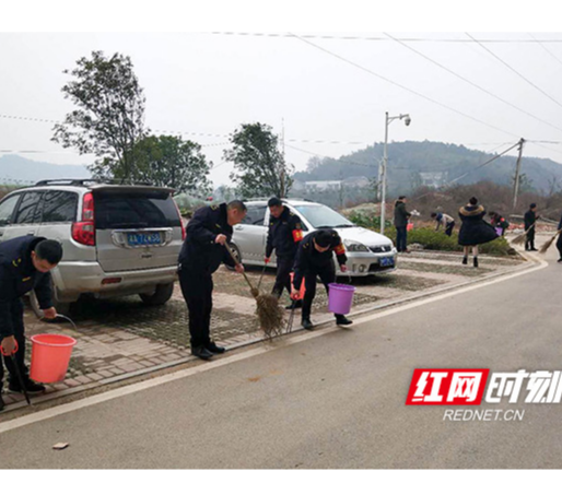 掸尘扫除迎新春 红红火火过大年