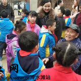 梅湾小学开展“慰问贫困老人”志愿活动