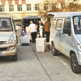 神秘餐车将黑盒饭送进外语学校