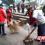 打扫干净街头巷尾 扮美家园迎接新春