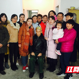 爱心接力二十载 社区党员悉心照料孤寡老人