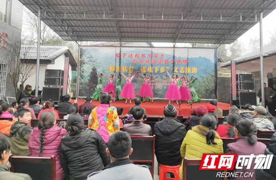 “送戏下乡”暖人心   精准扶贫共奋进