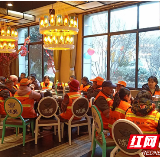 暖！百名环卫工小年共享温暖年夜饭