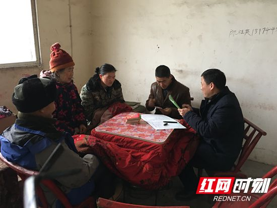 武陵源区教育局：春节为联系村送法律“特殊礼物”