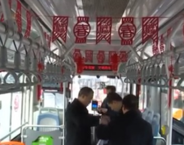 永州：窗花灯笼“福” 抢眼公交车里“年味浓”