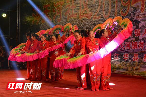 江华：移民社区办起了春节联欢晚会