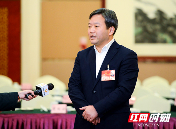 在常德代表团全体会议结束后,湖南省人大代表,常德市委副书记,市长