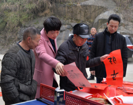 新春走基层|县委宣传部到炉观镇横山溪村开展送春联、送温暖活动
