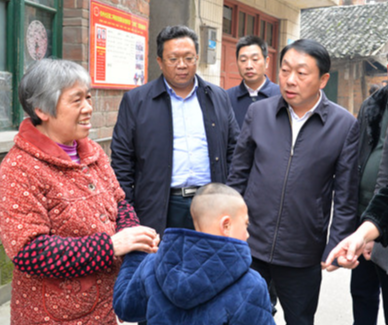朱前明看望慰问困难群众、下岗职工和劳动模范