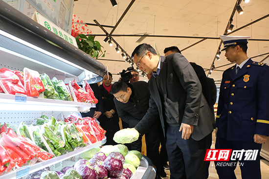 邱初开带队开展春节前市场供应、安全生产大检查