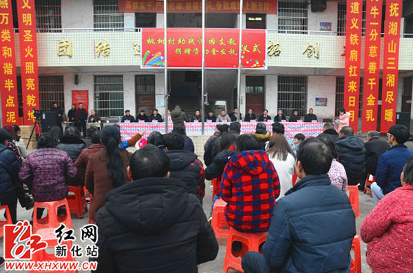 赵雨涵)1月26日,天寒地冻,但新化县坐石乡桃树村每个人的心里却是暖意