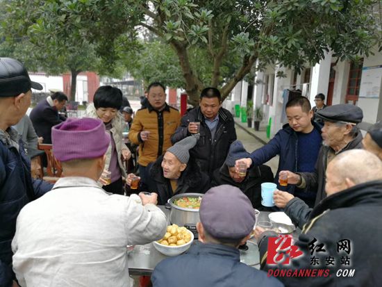 东安川岩乡：温馨“小年晚宴” 情暖孤寡老人