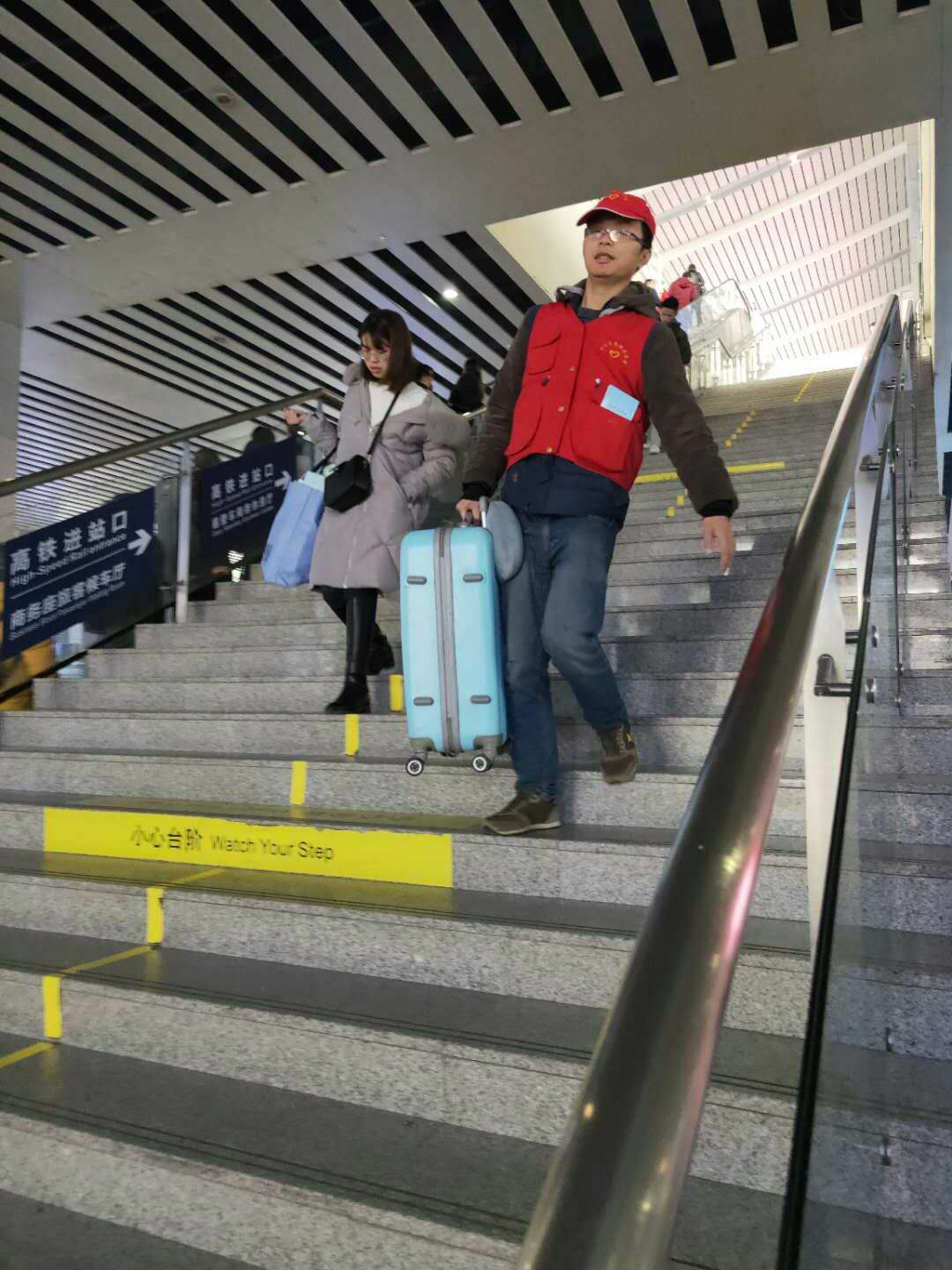 东塘中心志愿服务帮旅客送行李.jpg 东塘中心志愿服务帮旅客送行李.jpg