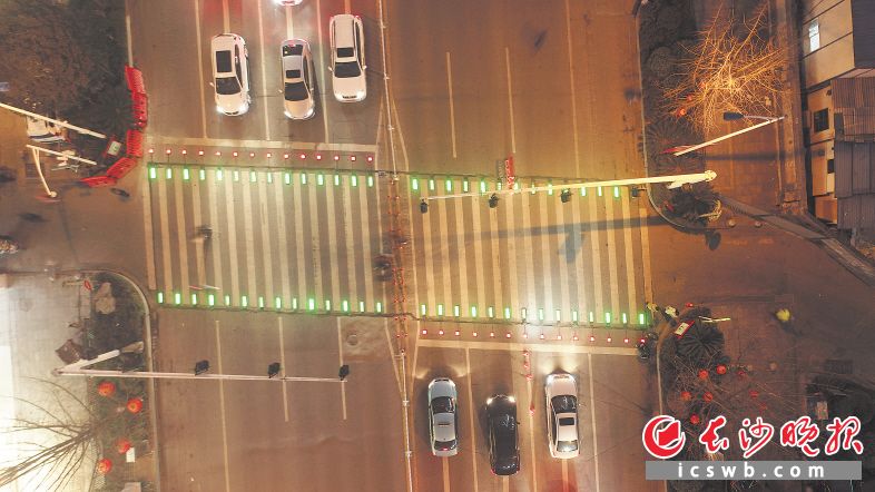 昨晚,位于人民西路天时酒店路段的智能动态人行横道线“上岗”。与普通斑马线相比,它能醒目提醒机动车驾驶员和行人,保障行人安全。长沙晚报全媒体记者 余劭劼 摄