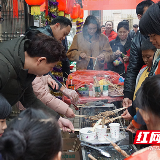 小区同吃团圆宴 邻里温暖过小年