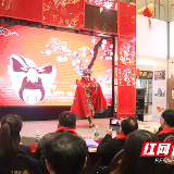 星城“年味儿”渐浓 居民家门口看变脸印年画