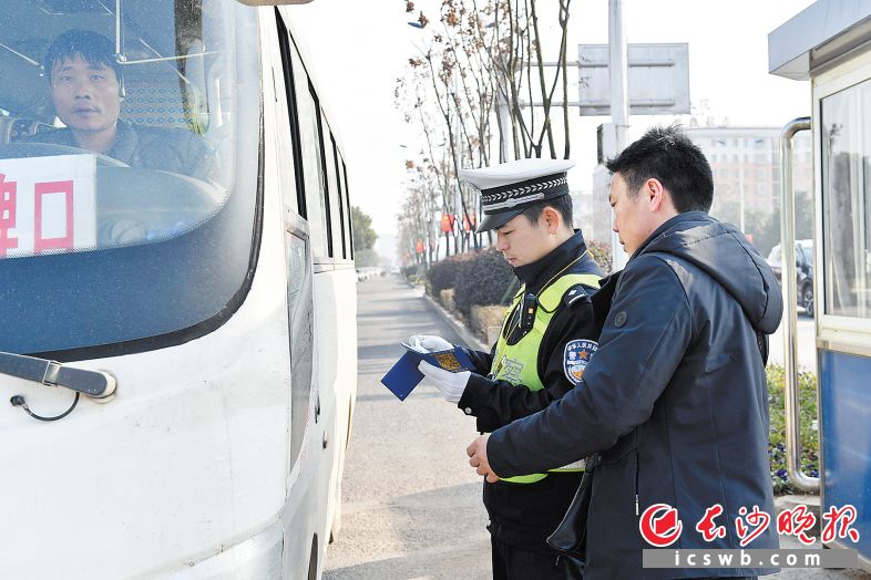 金星北路和雷锋大道交会处附近,刘卫在对过往客运车辆进行检查。长沙晚报全媒体记者 王志伟 摄