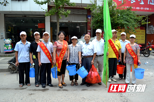 图为蒋科（左三）组织开展环保活动合影（林承海摄影）_看图王.jpg