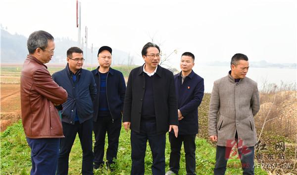 实施增减挂钩可以将农村地区闲置的建设用地使用权让渡给城镇地区