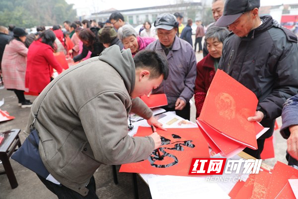 活动现场，免费义诊、法律咨询、科技指导、文明旅游宣传，吸引了众多群众参与，气氛火热。特别是艺术名家现场挥毫泼墨，以经济发展、社会和谐和欢庆春节等内容为主题，书写饱含温暖的春联作品，为广大村民送上浓浓的新春祝福。一幅幅洋溢着浓浓年味的春联刚“出炉”，就被翘首等待的村民们“抢”了去，大家争先恐后地把福气带回家。