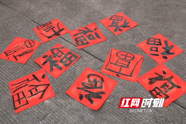 此外，“蒸湘福幸福年”活动还在闰竹书画院同步开展了精品书画展，展出的100余件作品，题材广泛，形式多样，或饱含深情，或重彩浓墨，具有很强的观赏性和感染力。