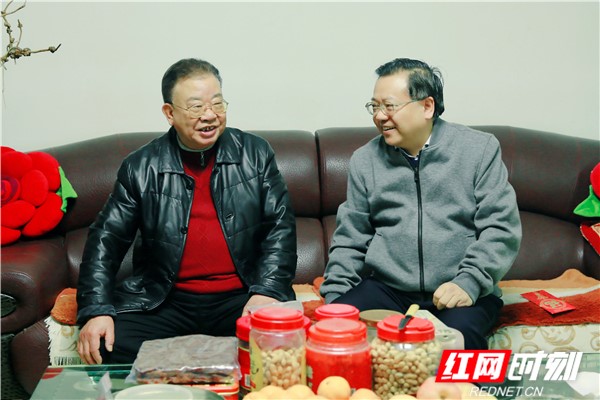 1月31日上午,郴州市委书记易鹏飞看望慰问了部分离退休老干部.