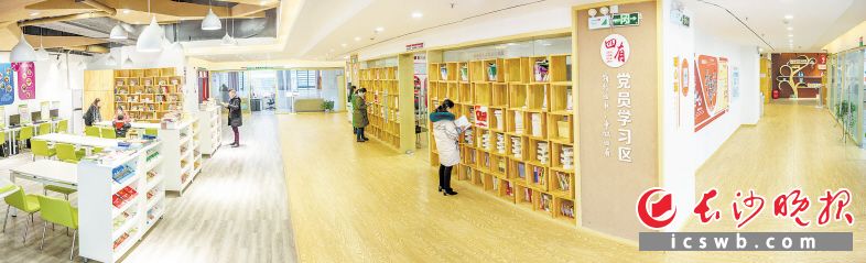 　　仰天湖社区大厅阅读吧，木质地板，白色垂悬式、水滴状的顶灯和翠绿色的凳椅，让这里充满时尚感。　　长沙晚报全媒体记者 陈飞 摄