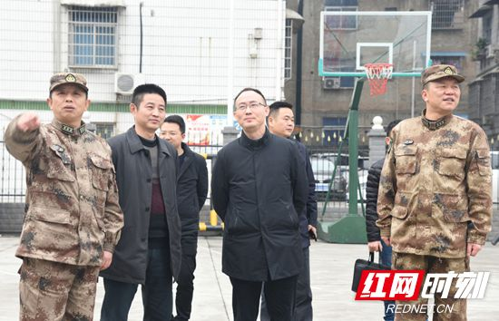 永定区：朱法栋春节前看望慰问人武部官兵