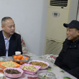 双峰农商银行开展走访慰问退休老干部困难职工活动