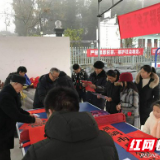 古丈:县环保局扶贫村送祝福