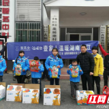 桃江县总工会为花桥港学子发放壹基金温暖包
