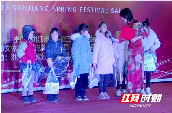 黔城三江村：  迎春晚会庆新年 网络直播文明风