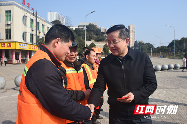 瞿海慰问环卫工人并向他们送去新春祝福。.jpg 瞿海慰问环卫工人并向他们送去新春祝福。.jpg