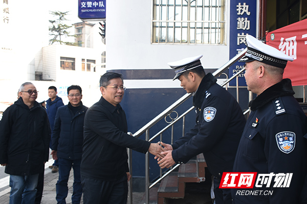 益阳市委书记瞿海(右三)与一线值班人员亲切握手。.jpg 益阳市委书记瞿海(右三)与一线值班人员亲切握手。.jpg